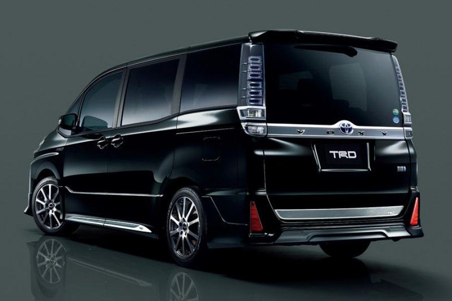  Toyota Voxy by TRD 2017 года  (фото 2 из 10)